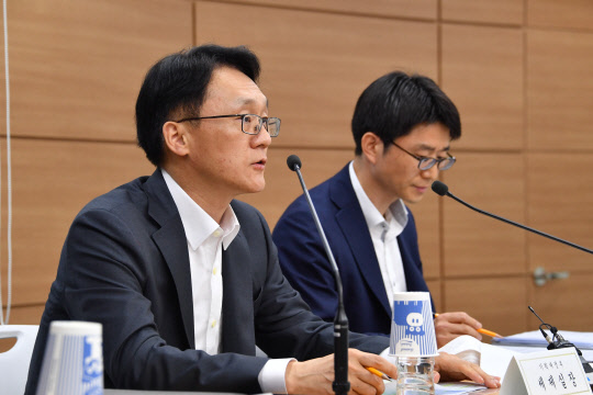 기획재정부와 국세청은 19일 주류 산업의 경쟁력 강화와 국민편의 제고를 위해 '주류 규제개선방안'을 발표했다. 사진은 임재현(왼쪽) 기획부 세제실장이 브리핑에서 주요내용을 발표하는 모습.  기획재정부 제공